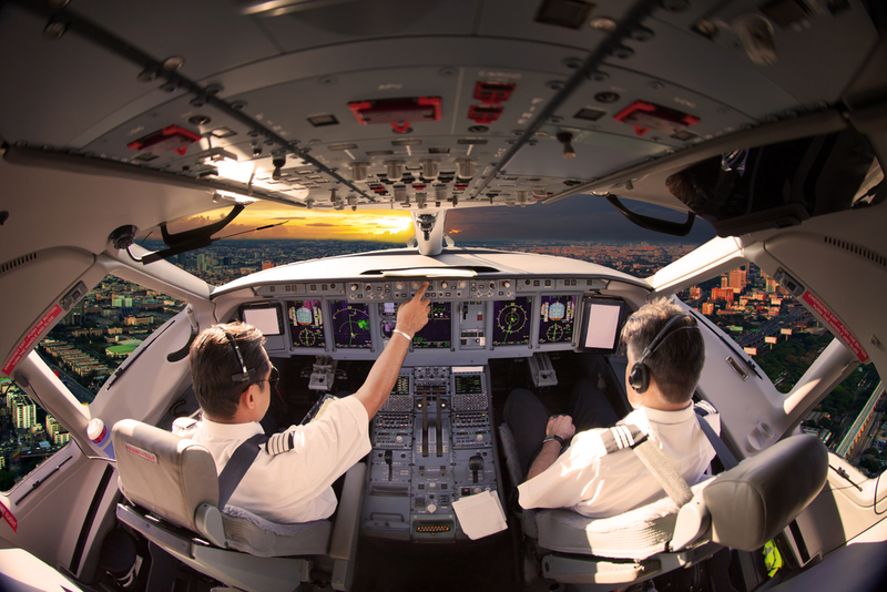 Pilotos en el interior de una cabina. Alexey Y. Petrov / Shutterstock